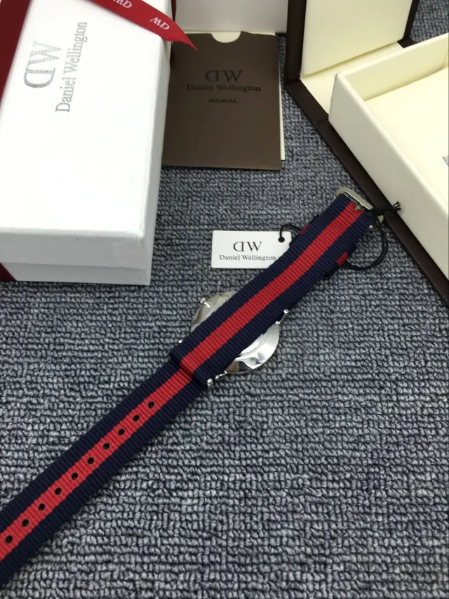 Daniel Wellington Montre Quartz Classic Petite Cadran Cristal Blanc Sangle NATO Rouge Marine 2