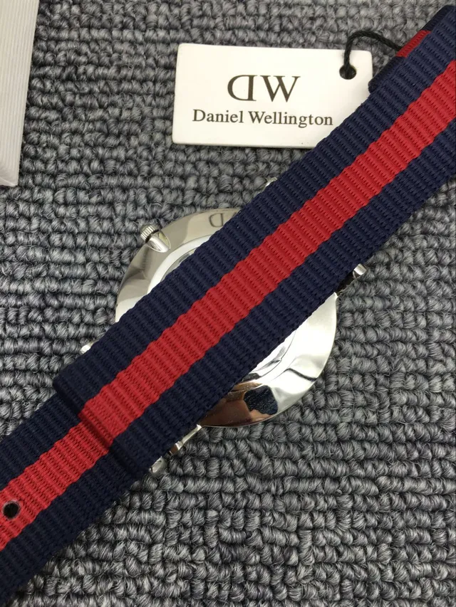 Daniel Wellington Montre Quartz Classic Petite Cadran Cristal Blanc Sangle NATO Rouge Marine 3