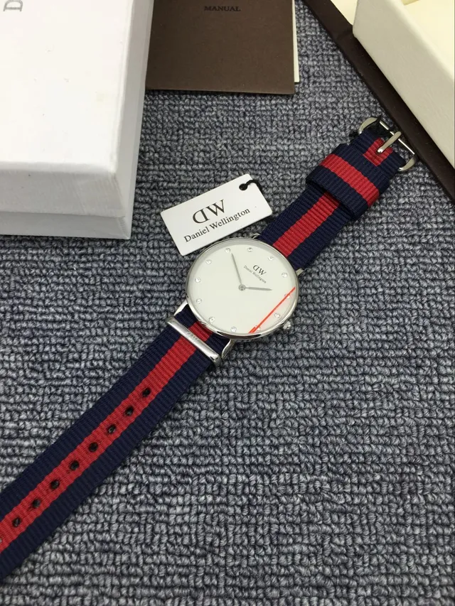 Daniel Wellington Montre Quartz Classic Petite Cadran Cristal Blanc Sangle NATO Rouge Marine 6