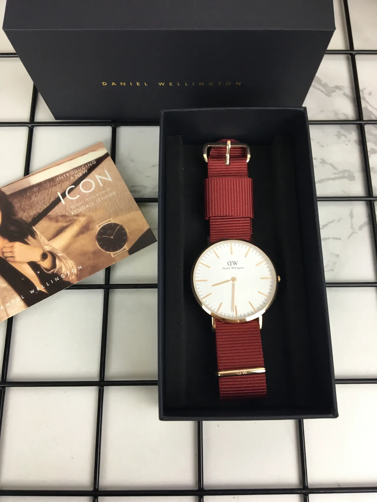 Daniel Wellington Icon Classic Petite وجه أبيض غلاف ذهبي NATO Strap أحمر ساعة كوارتز 2