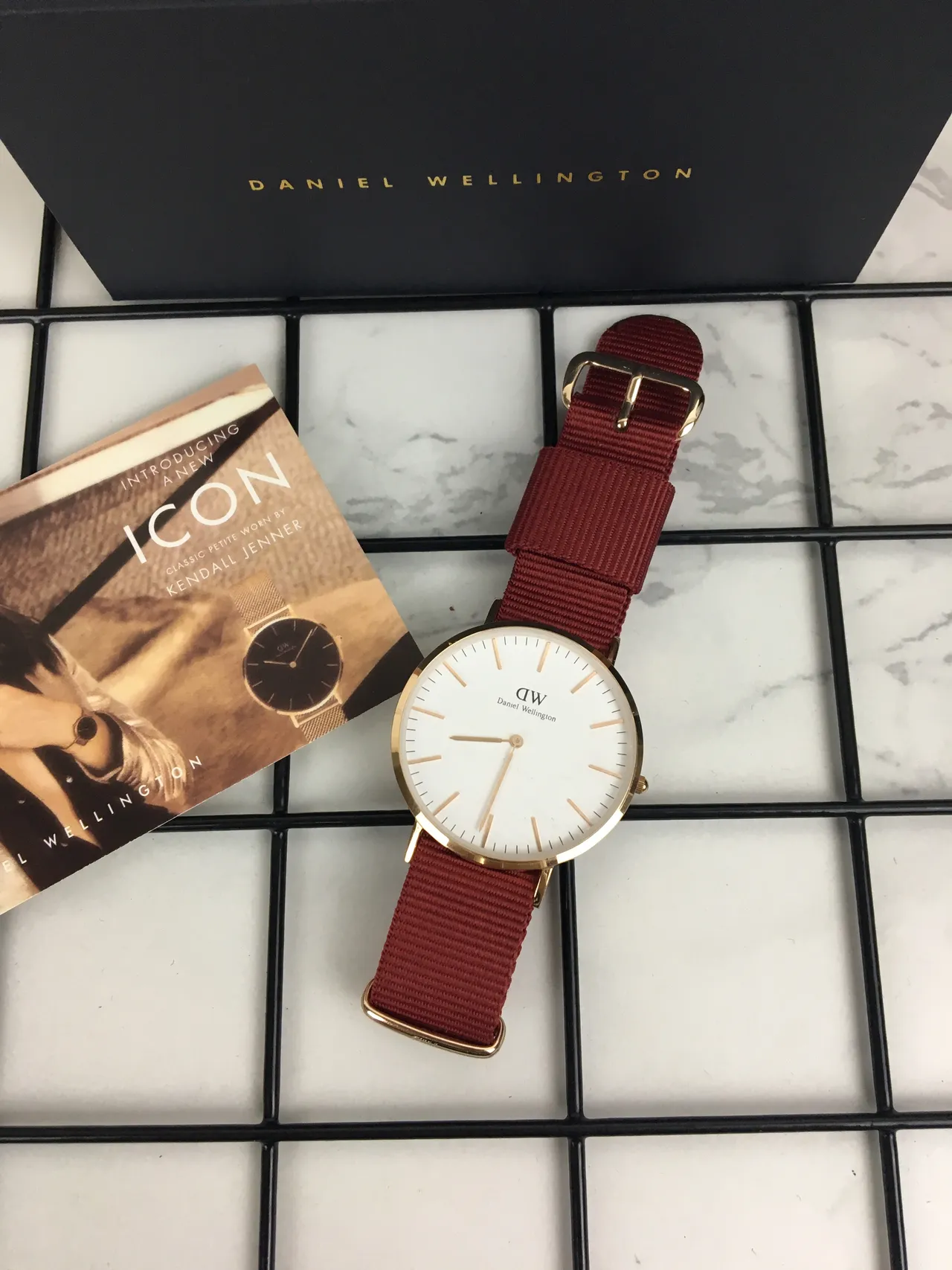 Daniel Wellington Icon Classic Petite وجه أبيض غلاف ذهبي NATO Strap أحمر ساعة كوارتز 3