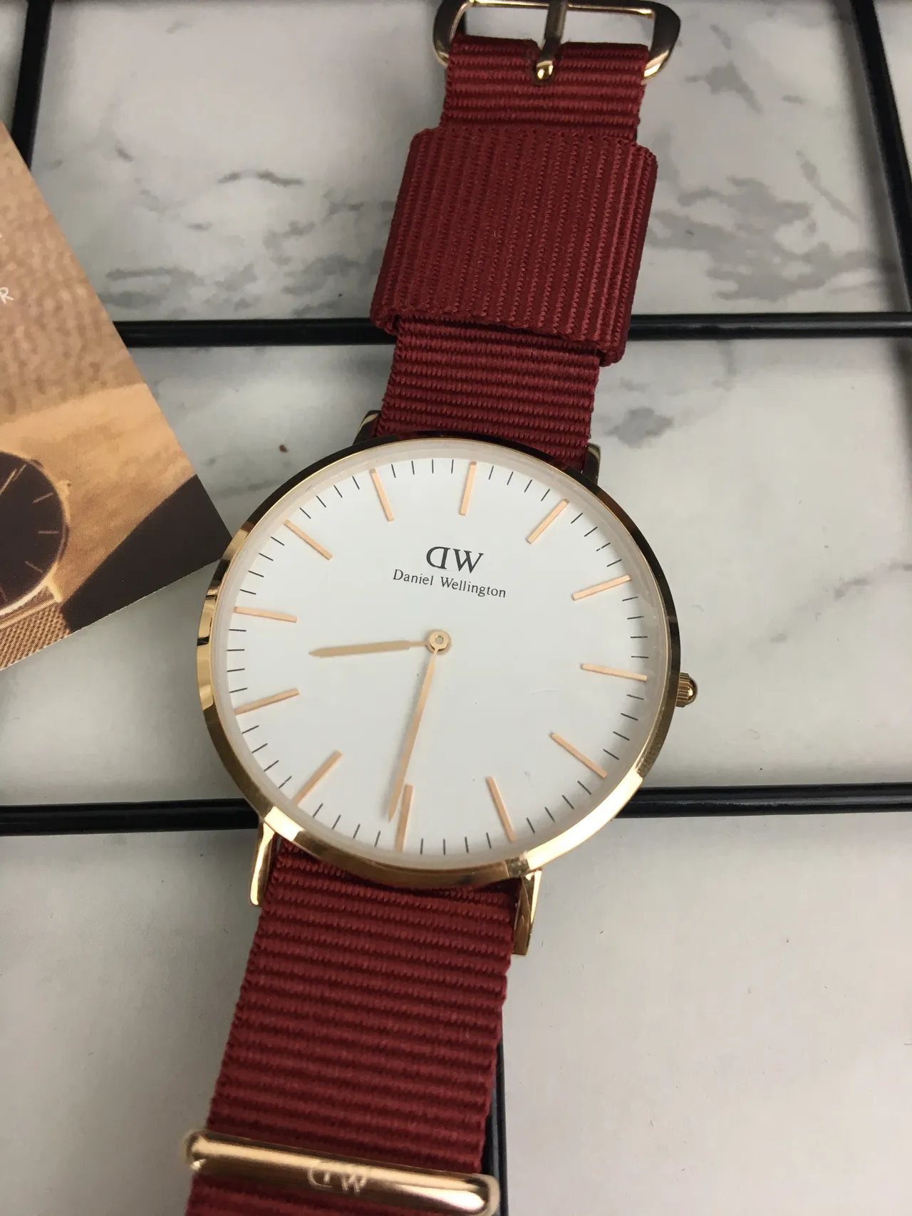 Daniel Wellington Icon Classic Petite وجه أبيض غلاف ذهبي NATO Strap أحمر ساعة كوارتز 4