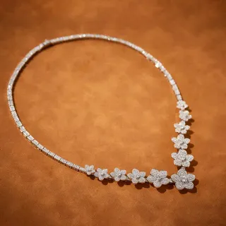 Collier en diamants pavé motif floral en forme de V et ligne