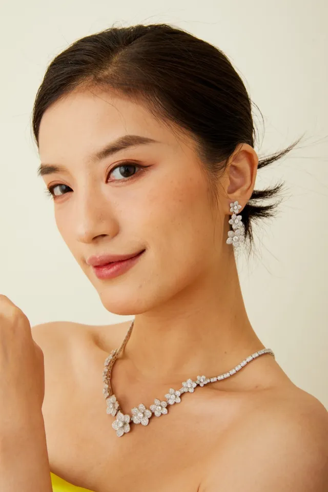 Diamond-Pavé Floral Motif V-Shape Line Necklace 2