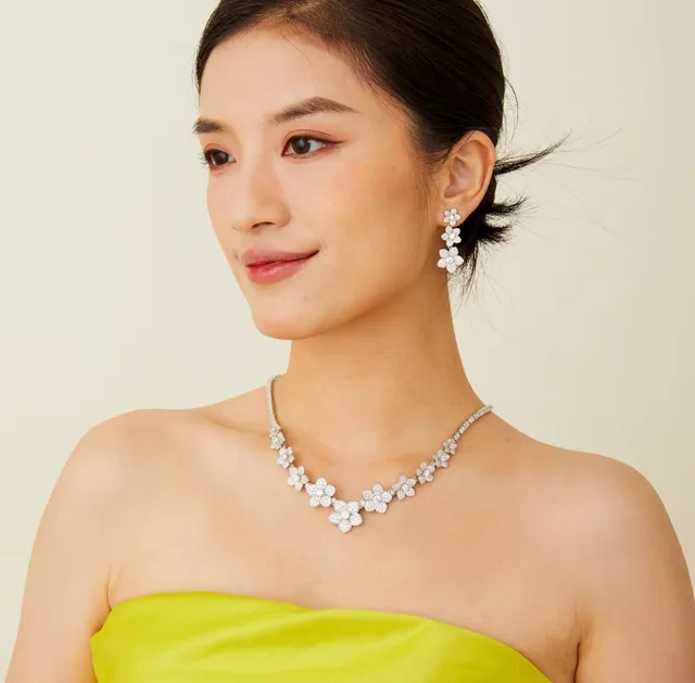 Diamond-Pavé Floral Motif V-Shape Line Necklace 7