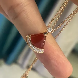 Collier pendentif en carnélien en forme d'éventail et diamants pavés