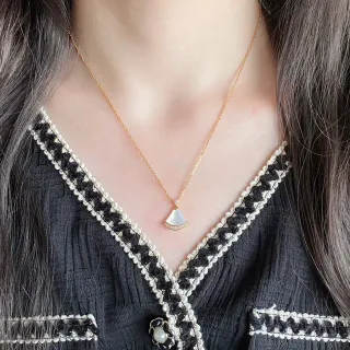 Collar con colgante en forma de abanico de nácar y piedra pavé
