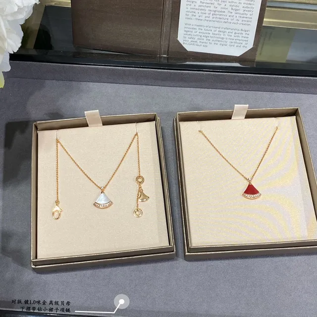 Collar con colgante en forma de abanico de nácar y piedra pavé 5