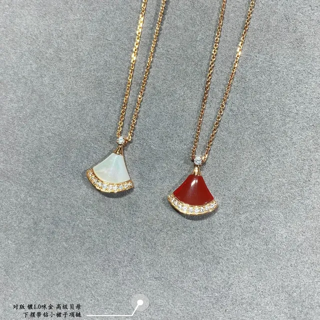 Collar con colgante en forma de abanico de nácar y piedra pavé 7
