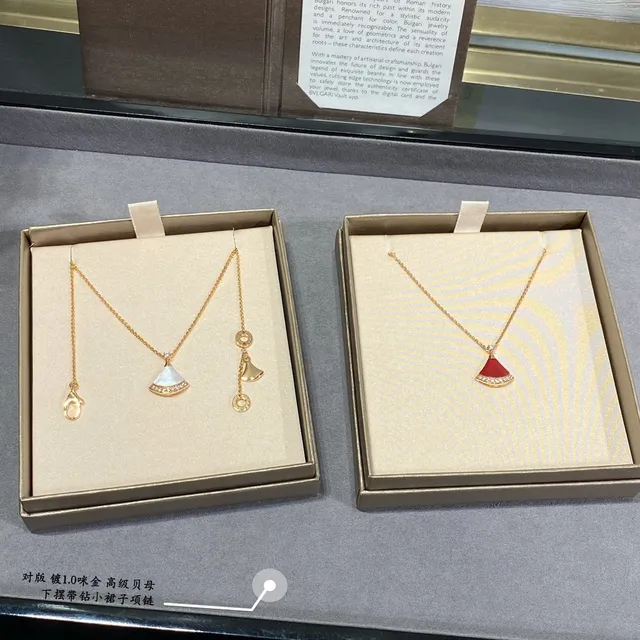 Collar con colgante en forma de abanico de nácar y piedra pavé 8