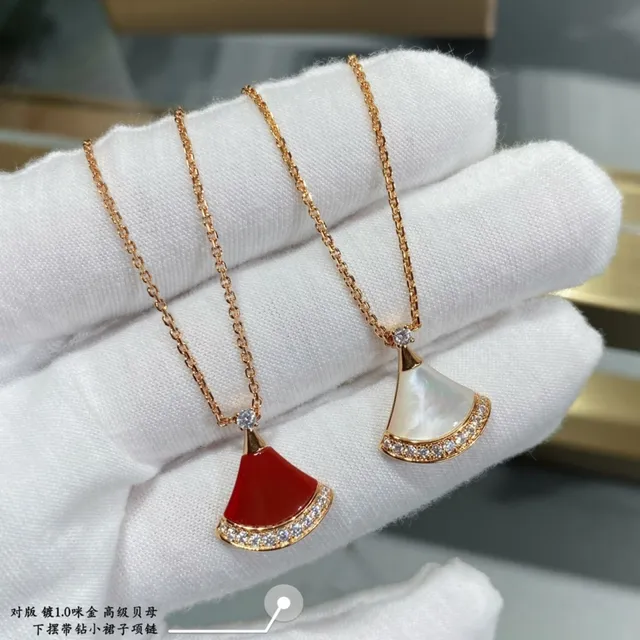Collar con colgante en forma de abanico de nácar y piedra pavé 9