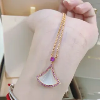 Collier pendentif en forme d'éventail de pierre blanche et gemme violette