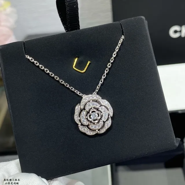 Floral Pavé Layered Pendant Necklace 8