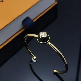 Pulsera abierta de oro negro con centro de cabochon