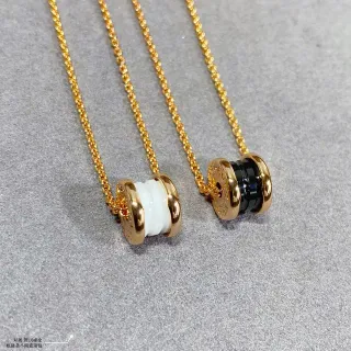 Colar com corrente retorcida de ouro e preto com pingente cilíndrico de cerâmica