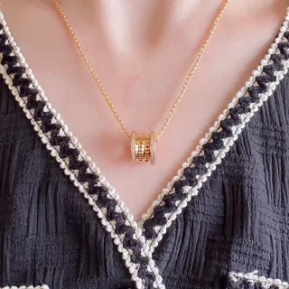 Collier pendentif en or cylindrique texturé