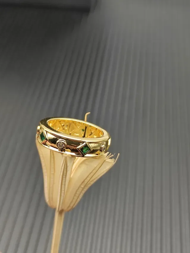 Bague avec bande verte en or et pierres de coupe émeraude 3