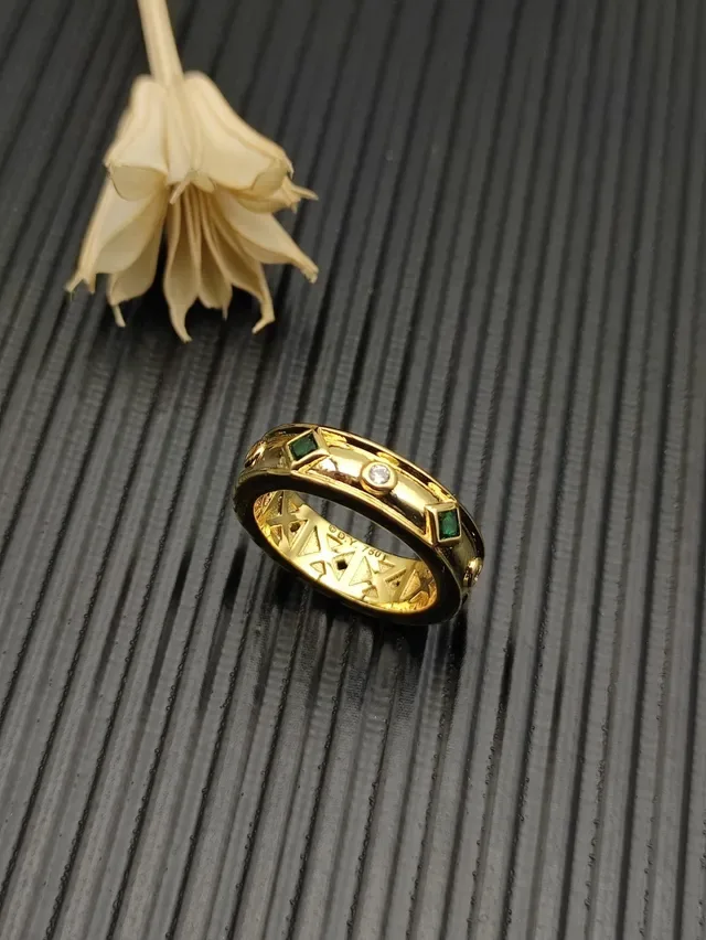 Bague avec bande verte en or et pierres de coupe émeraude 4