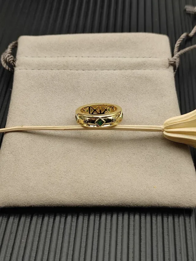 Bague avec bande verte en or et pierres de coupe émeraude 5