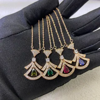 Collar de colgante dorado multicolor en forma de abanico de capas con gema central de corte en pera