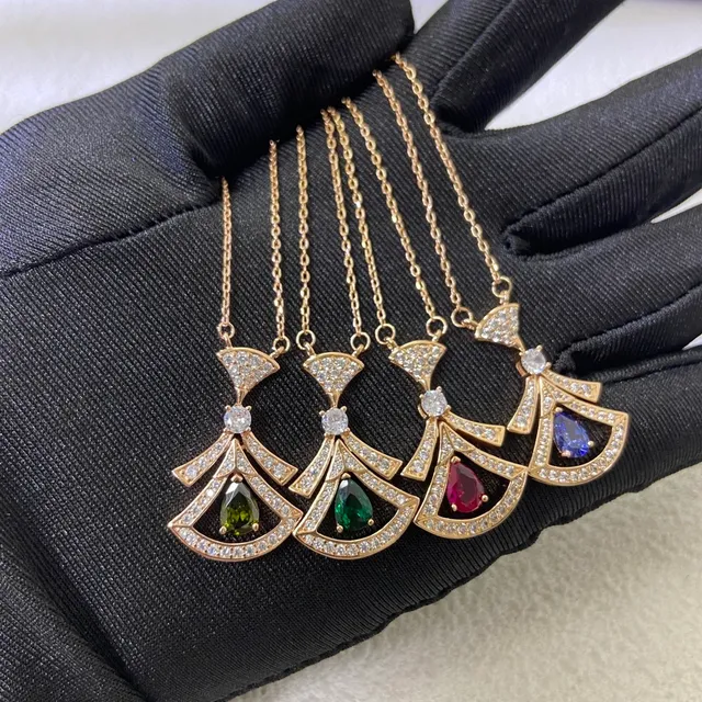 Collier de pendentif doré multicolor en forme d'éventail en couches avec pierre centrale de coupe poire 1