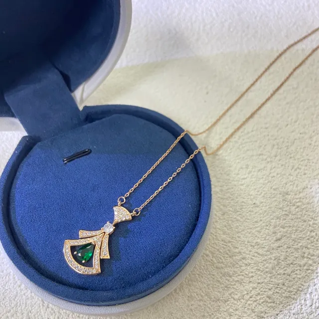 Collier de pendentif doré multicolor en forme d'éventail en couches avec pierre centrale de coupe poire 6