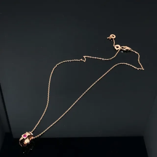 Collier doré rose avec rose et gemmes facetées 2