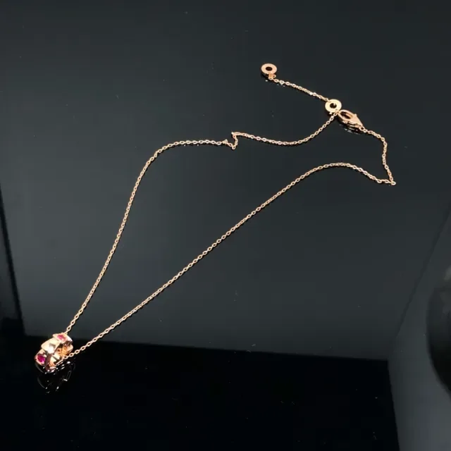 Collier doré rose avec rose et gemmes facetées 3