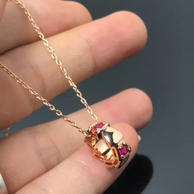 Collier doré rose avec rose et gemmes facetées 4