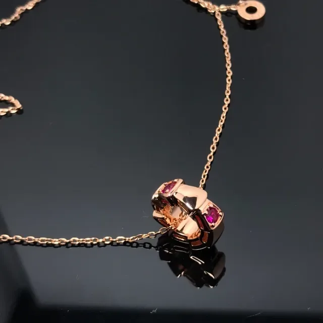 Collier doré rose avec rose et gemmes facetées 5