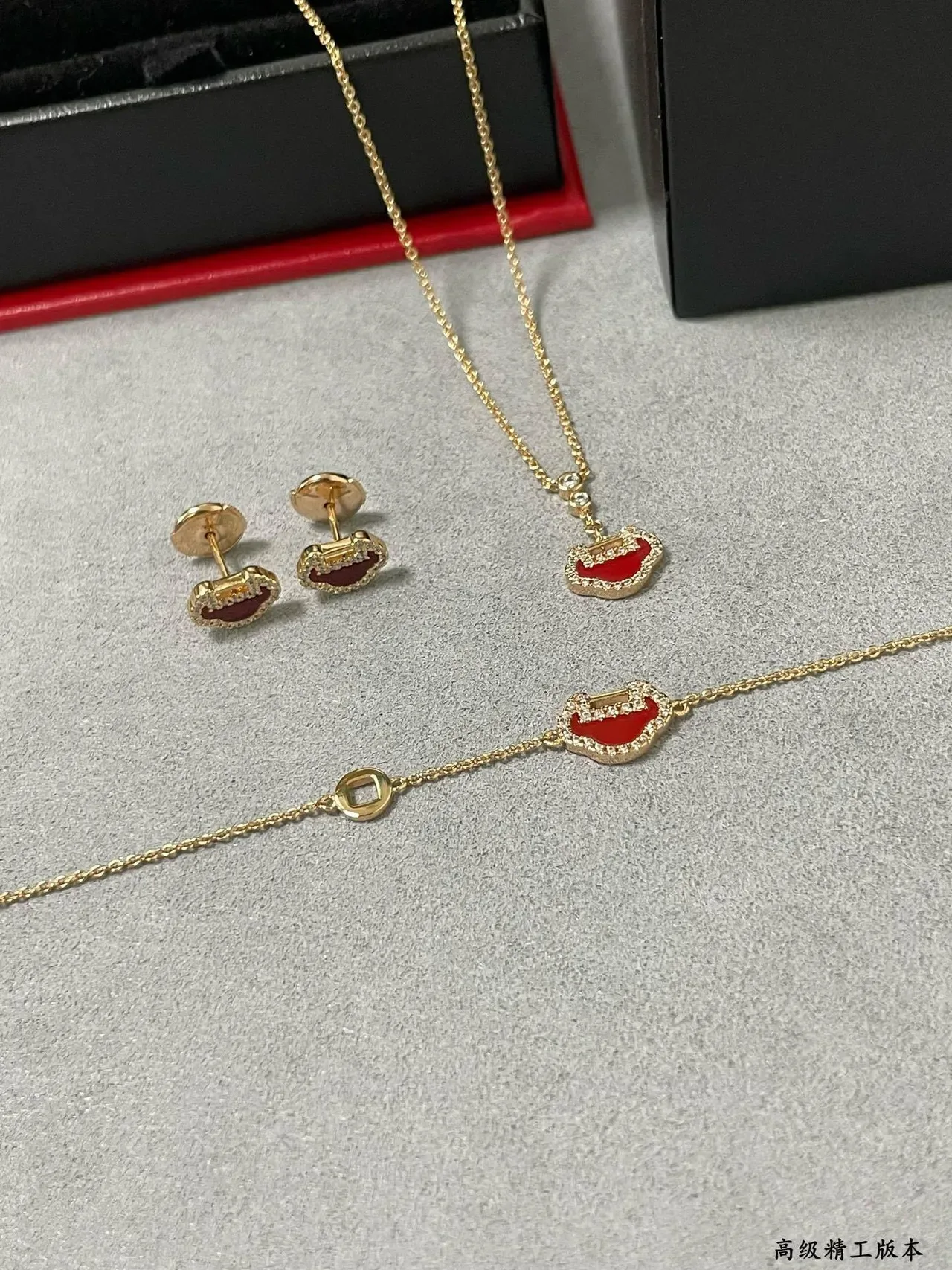 Gold Red Chain Enamel Lip-Shaped Pendant Necklace 3
