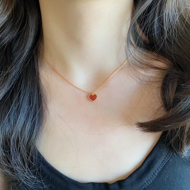 Colar com Pêndants em forma de coração dourados e vermelhos, com contas e ajuste de bisel 8