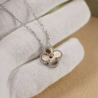 Colar de ouro e prata com pingante floral de quatro pétalas e pétalas texturizadas ao sol