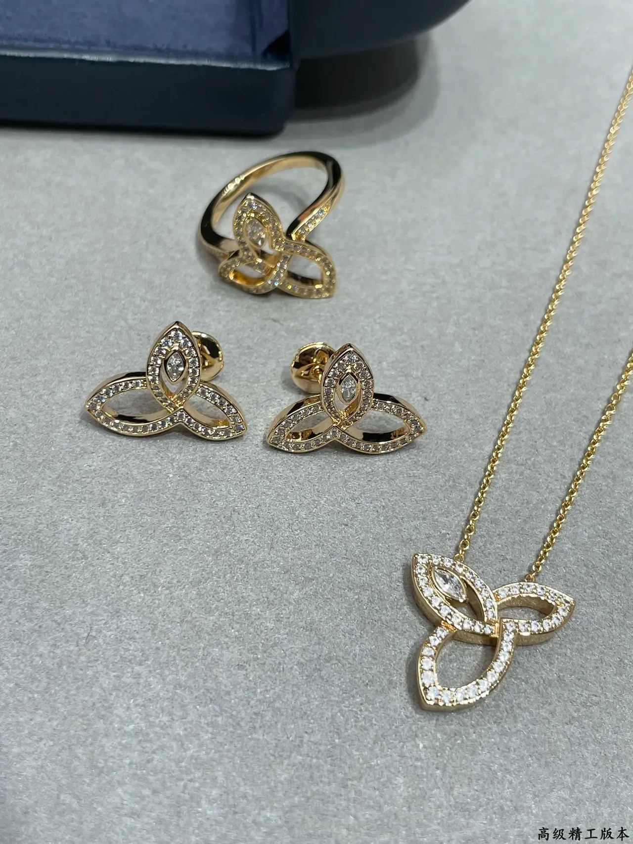 Gold Silver Interwoven Band Pavé-Set Stones Ring 4