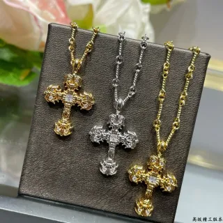 قلادة صليب ornate ذهبي وفضي مع زخارف filigree