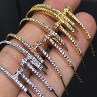 Pulsera con motivo de uña incrustado con cristales Pavé en oro y plata