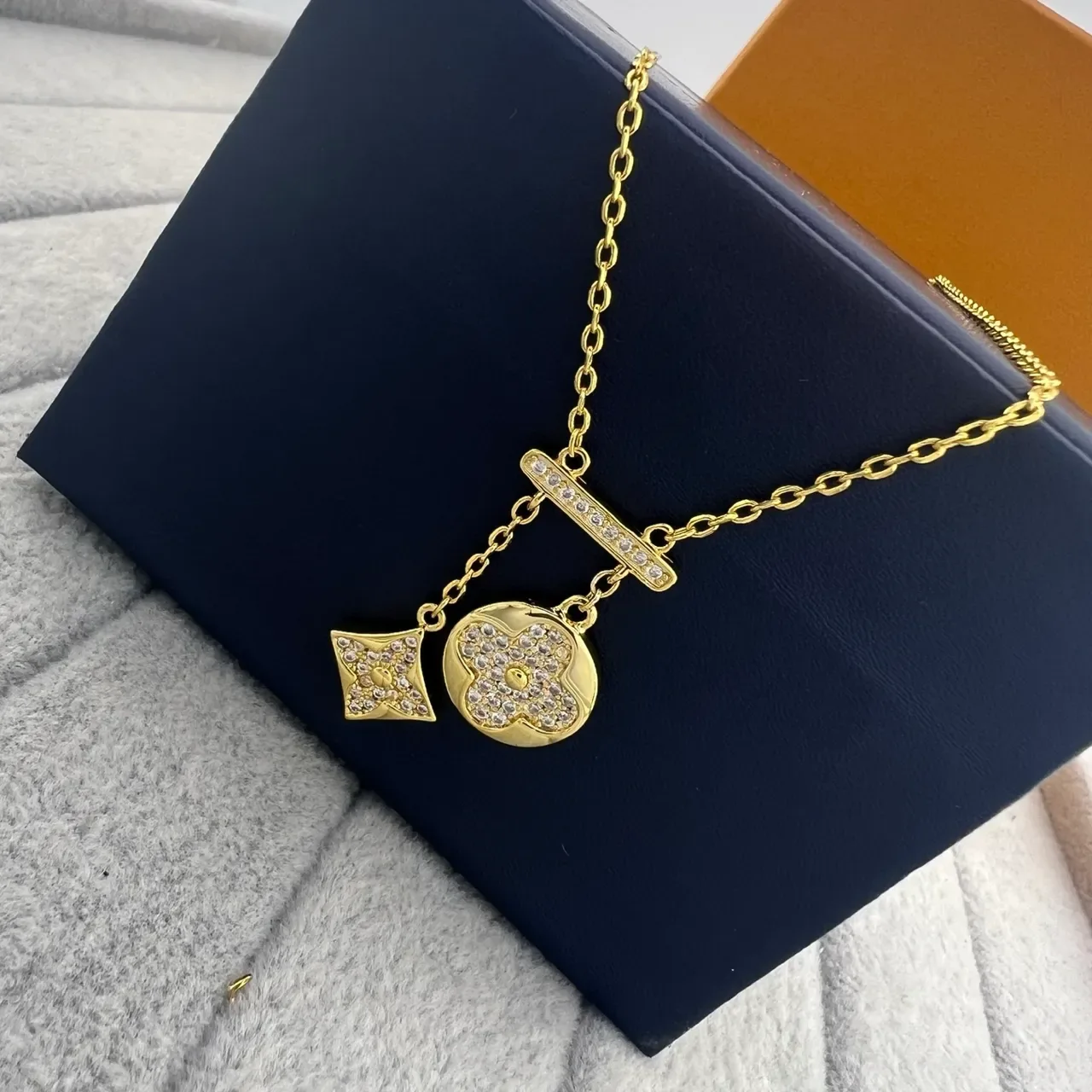 Gold Silver Pavé-Set Floral And Diamond-Shaped Pendants Bar-Link Connector Detail Necklace 7