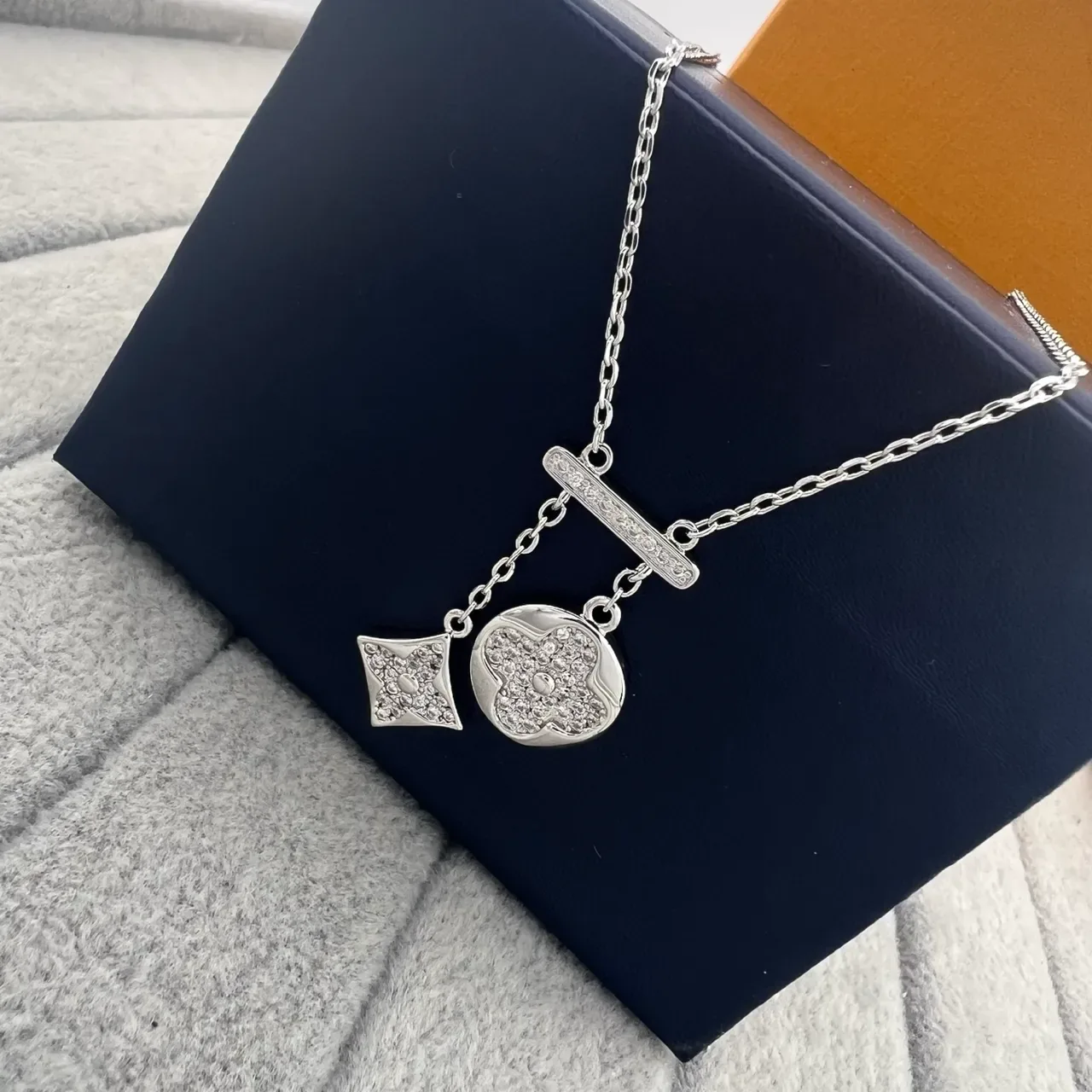 Gold Silver Pavé-Set Floral And Diamond-Shaped Pendants Bar-Link Connector Detail Necklace 8