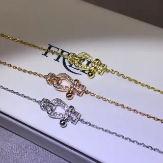 Pulsera con motivo de hebilla en forma de herradura pavé-set en oro y plata