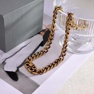 Collar de cadena gruesa con eslabones retorcidos de oro
