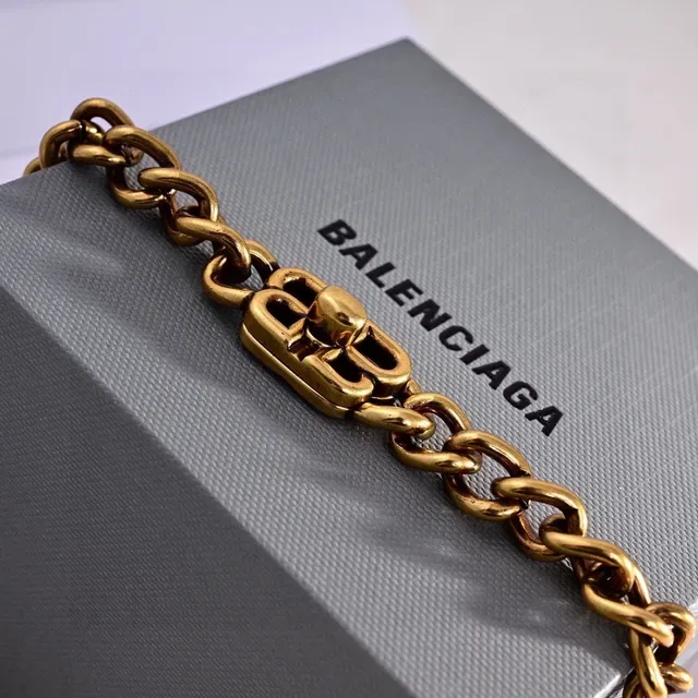 Gold Thick Twisted-Link Chain Necklace 4