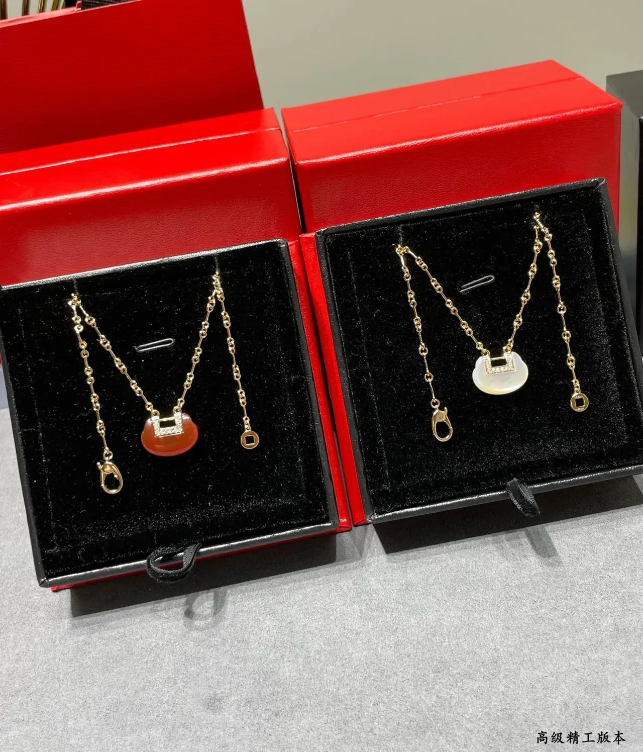 Colliers pendentifs dorés avec carnelian et mère de perle 2