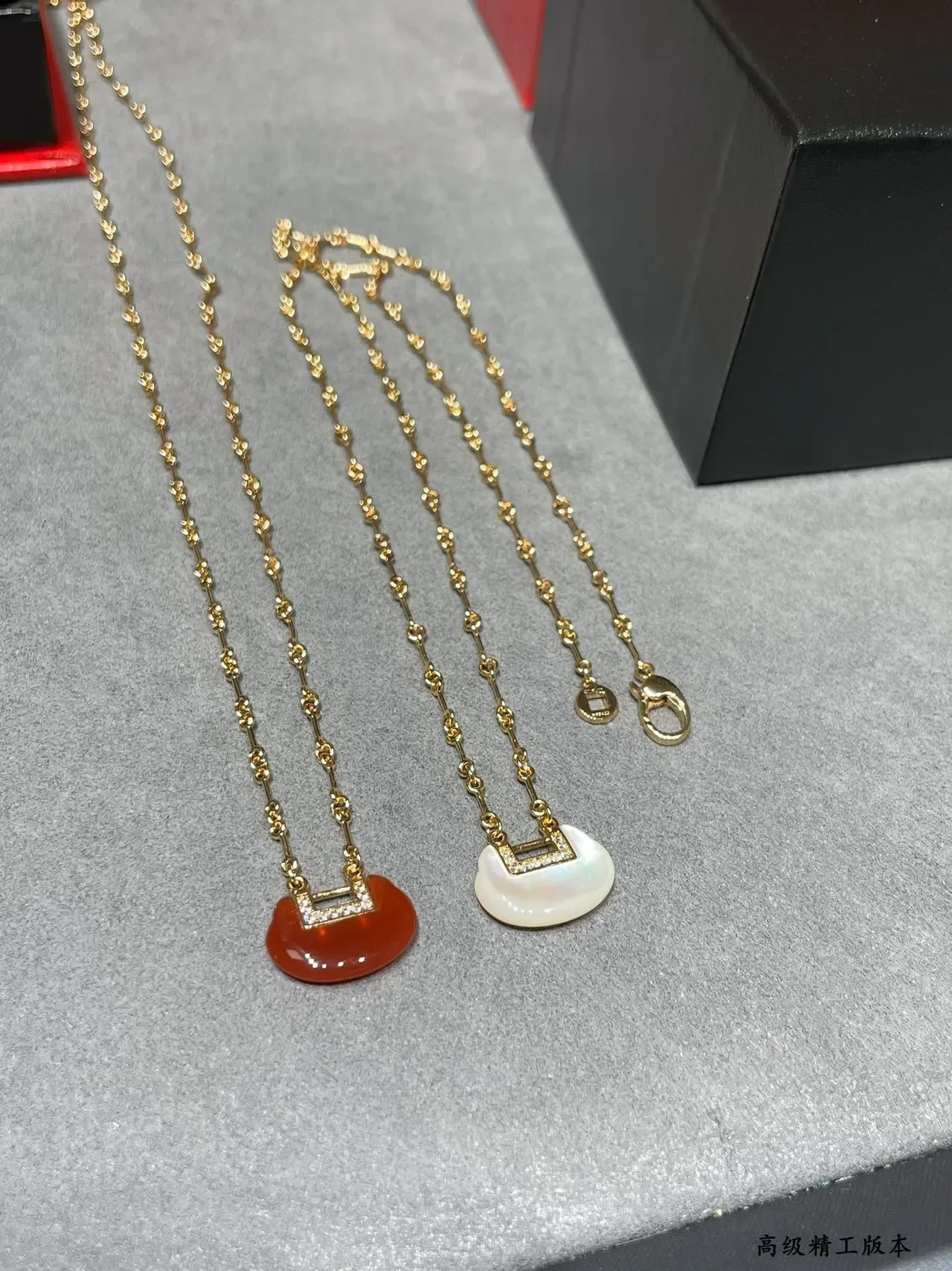 Colliers pendentifs dorés avec carnelian et mère de perle 5