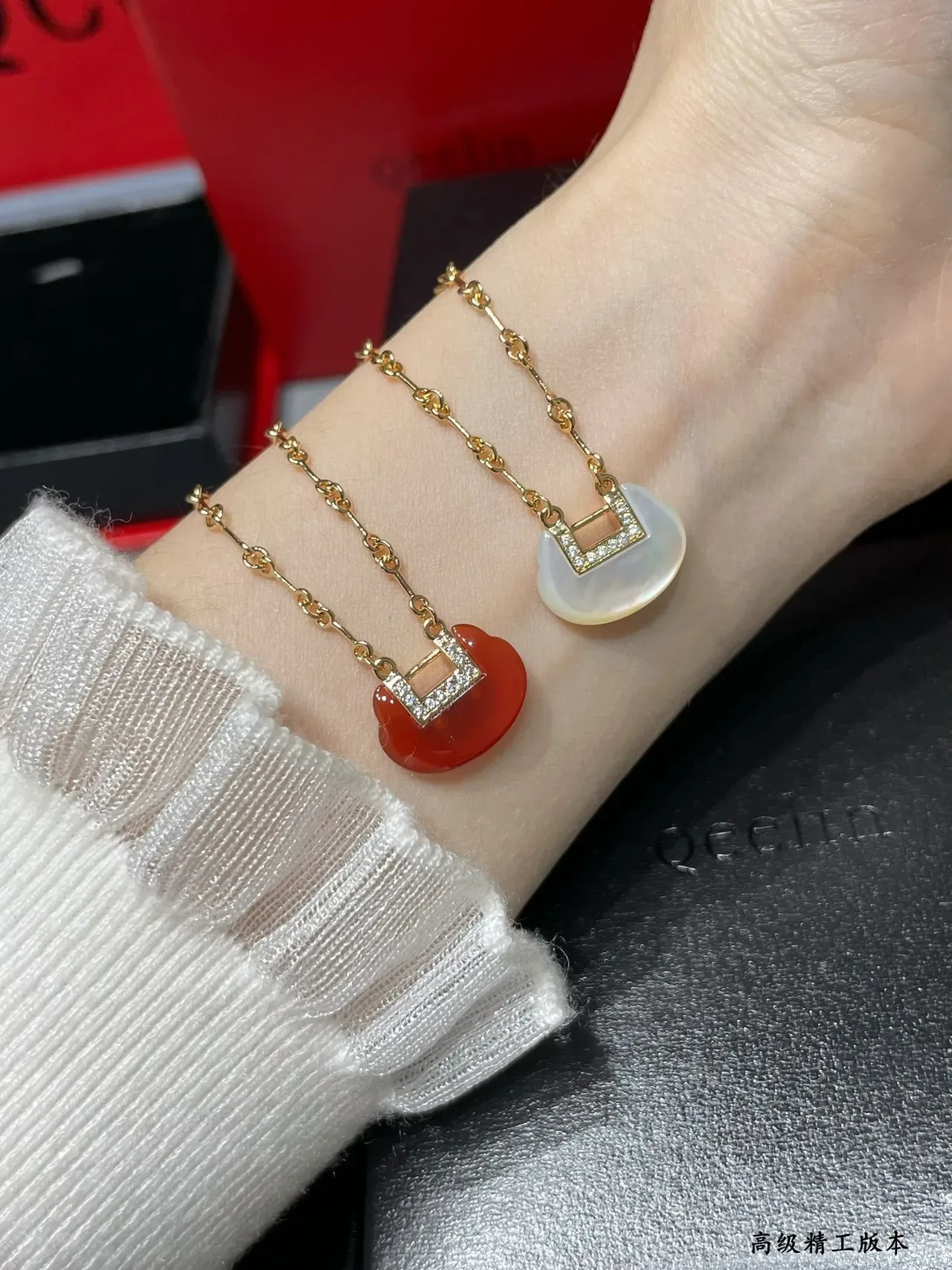 Colliers pendentifs dorés avec carnelian et mère de perle 6