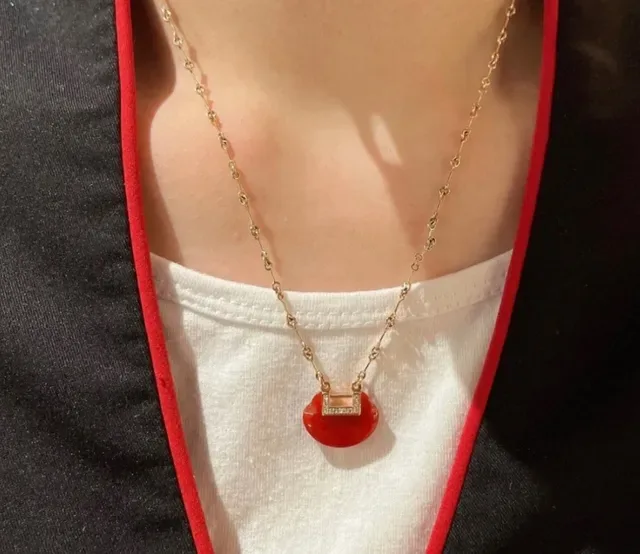 Colliers pendentifs dorés avec carnelian et mère de perle 8