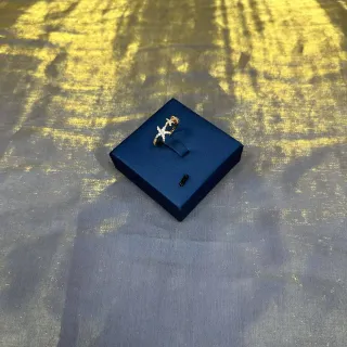 Anillo de tono dorado con cristales, motivo de estrella de mar y corona