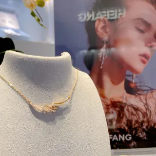 Collier de barre incurvée de ton doré orné de perles