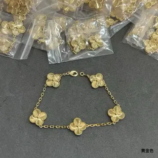 سوار سلسلة ذهبي بخمسة زهور تعويذة