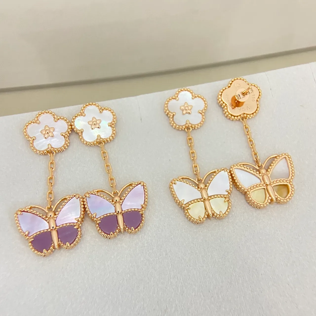Boucles d'oreilles pendantes en ton doré avec motif floral à papillon en nacre 2
