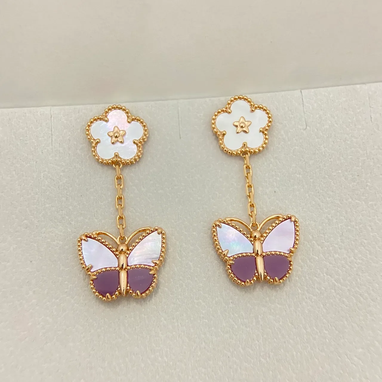 Boucles d'oreilles pendantes en ton doré avec motif floral à papillon en nacre 4